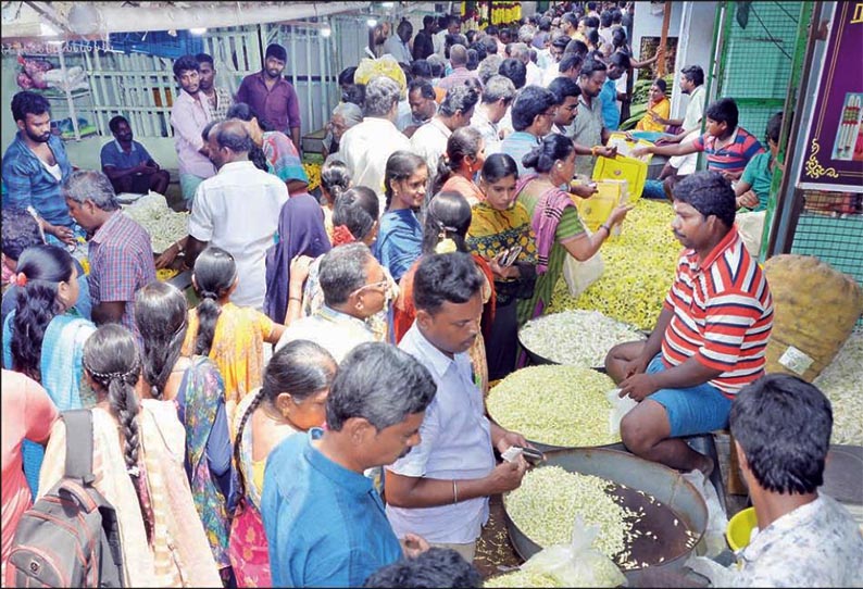 திருப்பூர் மார்க்கெட்டில் ஆயுதபூஜை பொருட்கள் வாங்க அலைமோதிய பொதுமக்கள்