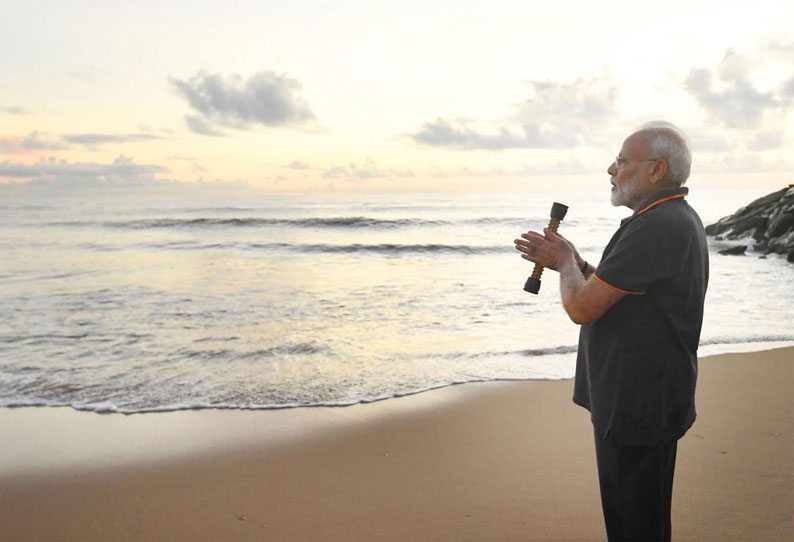 மாமல்லபுரம் கடற்கரையில் நடைபயிற்சியின் போது கையில் குச்சி போன்ற பொருள் அது என்ன? மோடி டுவிட்டரில் விளக்கம்