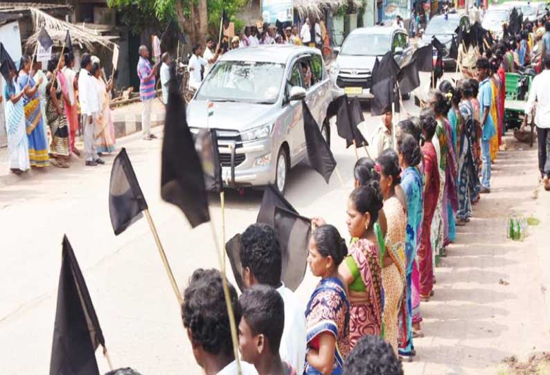 அமைச்சரின் எதிர்ப்பை மீறி ஆய்வுக்கு சென்ற கிரண்பெடிக்கு ஏனாம் மக்கள் கருப்புக்கொடி; வழிநெடுகிலும் நின்றதால் பரபரப்பு