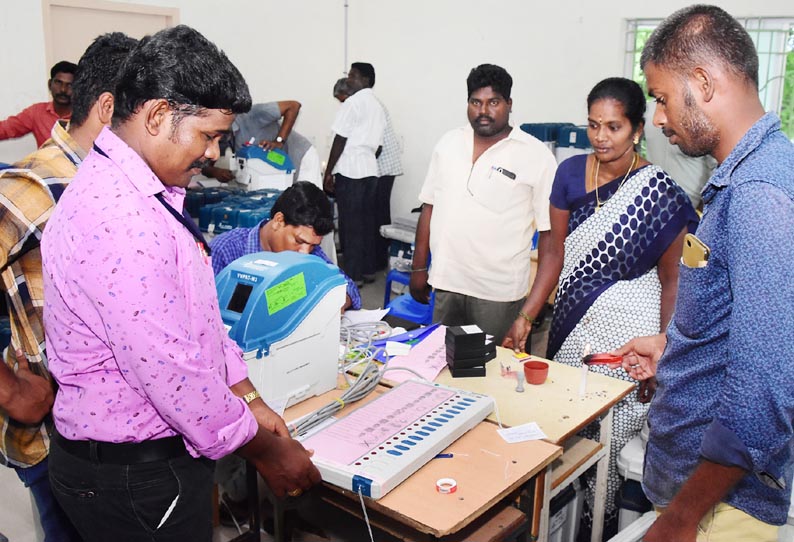 விக்கிரவாண்டி இடைத்தேர்தலை முன்னிட்டு, மின்னணு வாக்கு எந்திரங்களில் வேட்பாளர்களின் பெயர், சின்னம் பொருத்தும் பணி