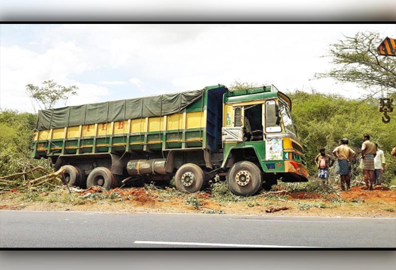 தூத்துக்குடியில் இருந்து தேனிக்கு, 40 டன் நிலக்கரி ஏற்றி வந்த லாரி பின்னோக்கி ஓடியதால் பரபரப்பு