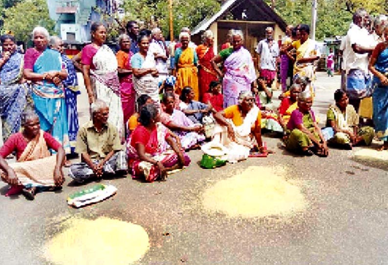 போடியில், புழுக்களுடன் காணப்பட்ட ரே‌‌ஷன் அரிசியை சாலையில் கொட்டி பொதுமக்கள் மறியல்