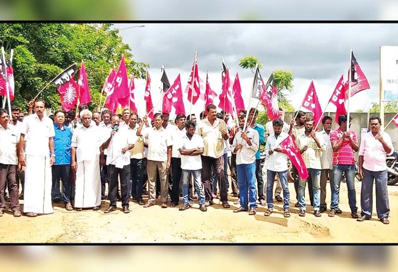 தீபாவளி போனஸ் வழங்கக்கோரி தொழிற்சங்கத்தினர் ஆர்ப்பாட்டம் - நாகூர் அருகே நடந்தது