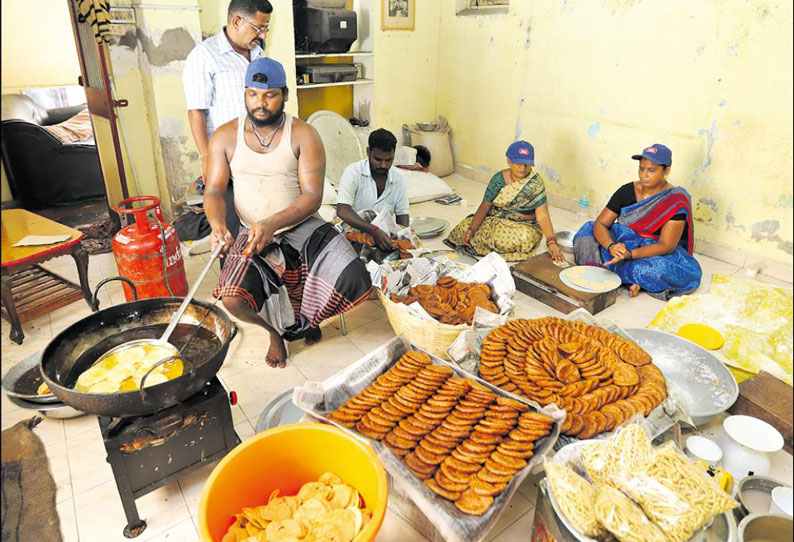 தீபாவளி பண்டிகை விற்பனைக்காக இனிப்பு-பலகாரங்கள் தயாரிப்பு பணி மும்முரம்