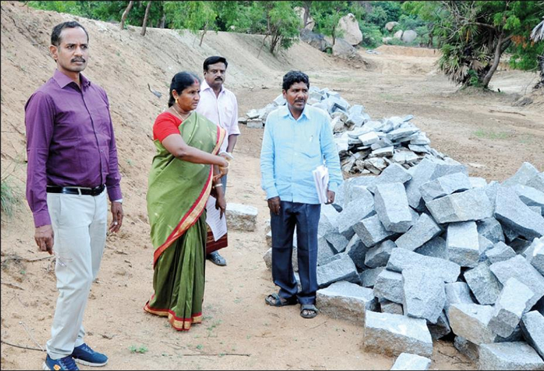 கிரு‌‌ஷ்ணகிரி ஒன்றியத்தில் குடிமராமத்து திட்டத்தின் கீழ் ஏரி, குளங்கள் தூர்வாரும் பணி - கலெக்டர் பிரபாகர் ஆய்வு