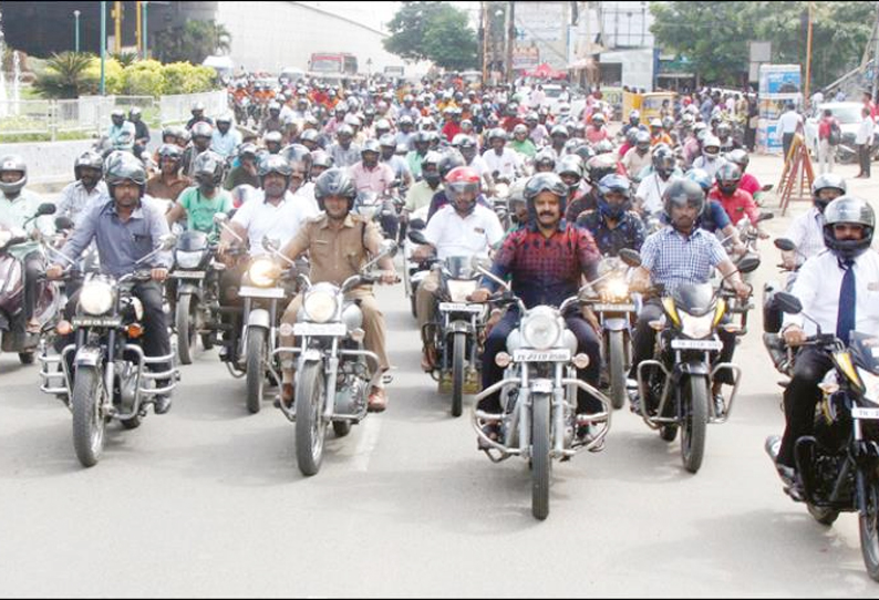 இருசக்கர வாகன ஓட்டிகள் ‘ஹெல்மெட்’ கட்டாயம் அணிய வேண்டும் - கலெக்டர் சண்முகசுந்தரம் பேச்சு