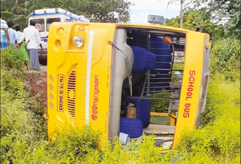 அரக்கோணம் அருகே, தனியார் பள்ளி பஸ் கவிழ்ந்து 11 மாணவ-மாணவிகள் காயம்