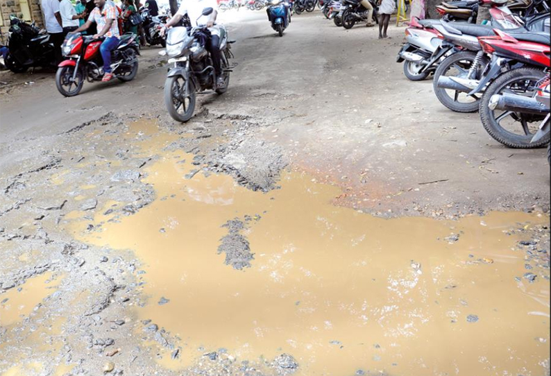 திருப்பூர் கோர்ட்டு வளாகத்தில் உள்ள சாலையை சீரமைக்க வாகன ஓட்டிகள் கோாிக்கை