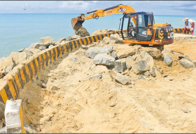 அரிச்சல்முனை கடற்கரையில் சேதமான தடுப்புச்சுவரை சீரமைக்கும் பணி தீவிரம்