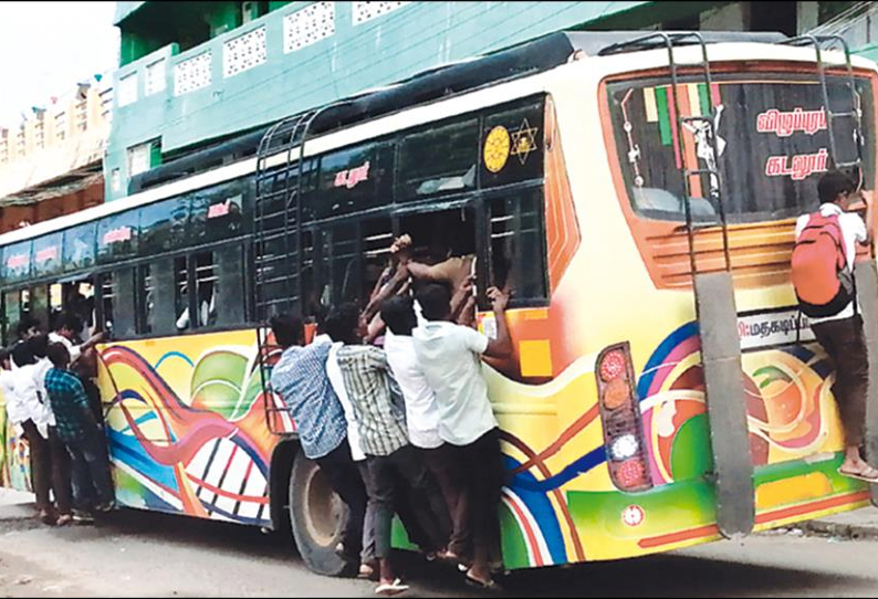 படிக்கட்டுகளில் தொங்கியபடி மாணவர்கள் ஆபத்தான பயணம் - கூடுதல் பஸ் விட கோரிக்கை