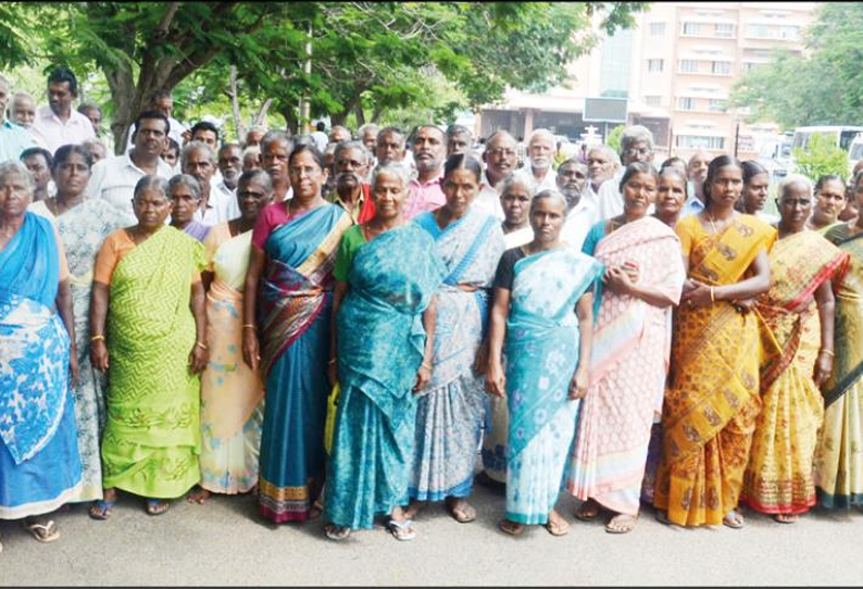 மாவுரெட்டிபட்டி கிராமத்தில் மயானத்திற்கு செல்லும் பாதை ஆக்கிரமிப்பு - கலெக்டரிடம் புகார்