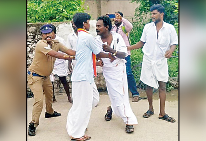 விக்கிரவாண்டி இடைத்தேர்தலில் பரபரப்பு: பா.ம.க.-தே.மு.தி.க. நிர்வாகிகளுக்கு இடையே மோதல்