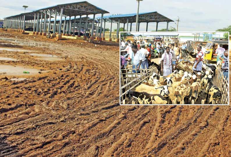 சேறும், சகதியுமாக காணப்பட்ட மேலப்பாளையம் ஆட்டுச்சந்தை சாலையில் வைத்து விற்பனை செய்ததால் போக்குவரத்து பாதிப்பு