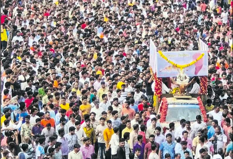 செம்பூரில் மகள் கடத்தப்பட்டதால் தந்தை தற்கொலை: பிணத்துடன் திடீர் சாலை மறியல்; போலீஸ் தடியடி- பயங்கர வன்முறை