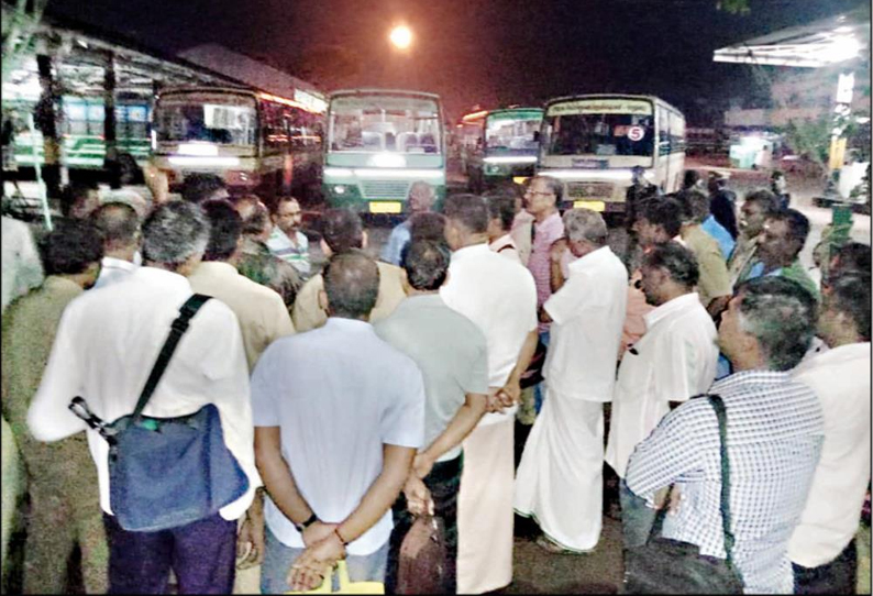 தீபாவளி முன்பணம் கேட்டு போக்குவரத்து தொழிலாளர்கள் திடீர் ஆர்ப்பாட்டம்