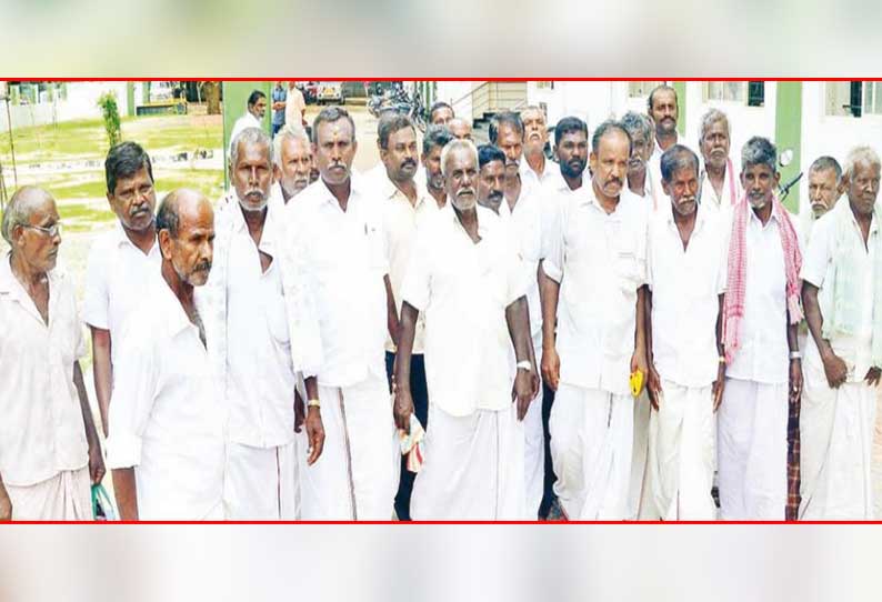 பயிர் இழப்பீட்டுத்தொகை வழங்கக்கோரி 6 கிராம விவசாயிகள் திரளாக வந்து கலெக்டர் அலுவலகத்தில் மனு