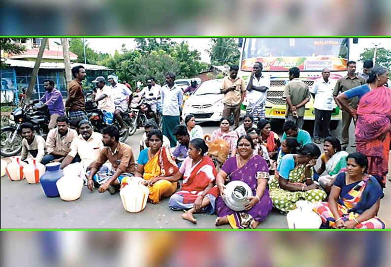 குடிநீர் வினியோகம் செய்யக்கோரி காலி குடங்களுடன் பொதுமக்கள் சாலை மறியல்