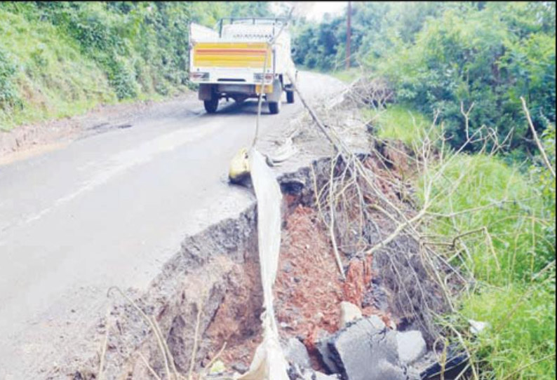 தொடர் மழை காரணமாக ஊட்டி-தீட்டுக்கல் சாலை சேதம்; வாகன ஓட்டிகள் அச்சம்