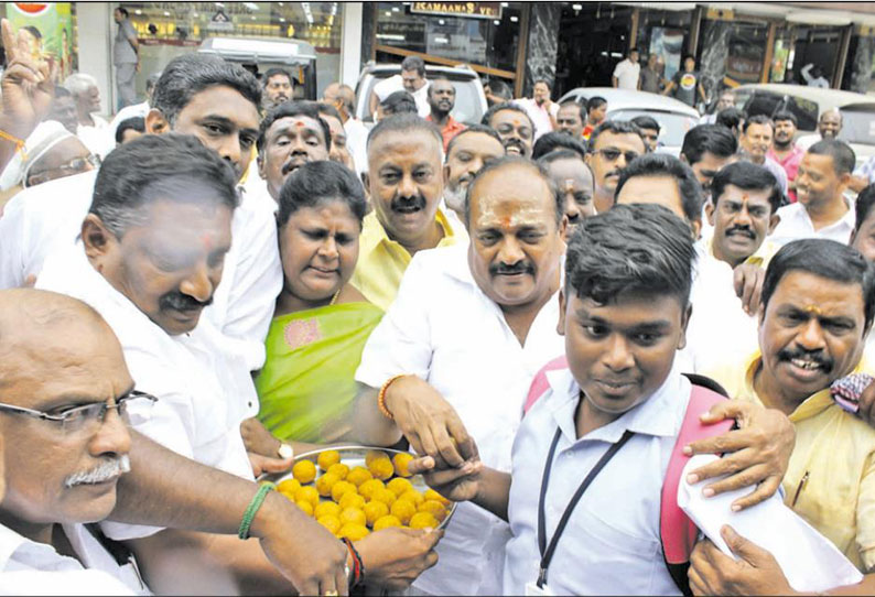 நாங்குநேரி தொகுதி இடைத்தேர்தலில் வெற்றி அ.தி.மு.க.வினர் பட்டாசு வெடித்து கொண்டாட்டம் பொதுமக்களுக்கு இனிப்பு வழங்கினார்கள்