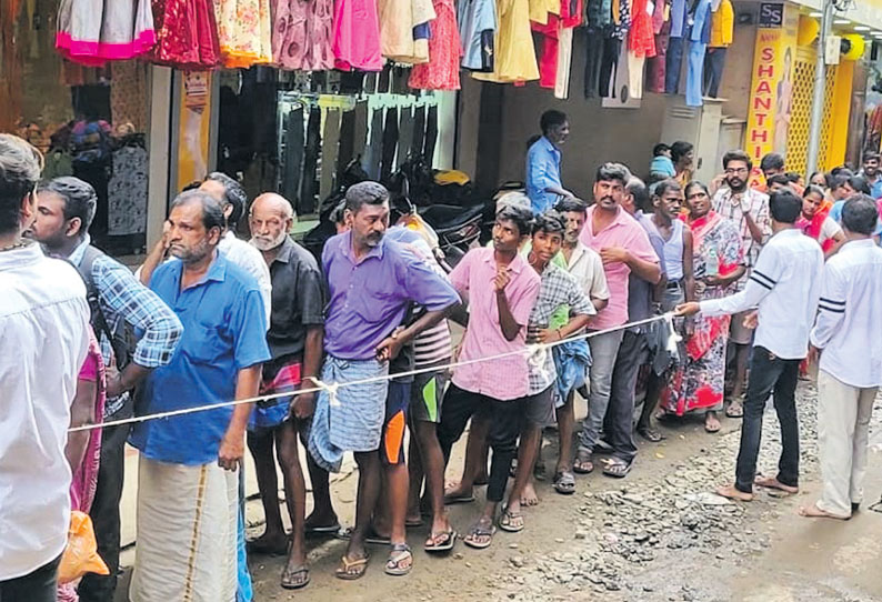 சென்னை வண்ணாரப்பேட்டையில் 1 ரூபாய்க்கு சட்டை, 10 ரூபாய்க்கு ‘நைட்டி’ - வரிசையில் நின்று வாங்கி சென்ற பொதுமக்கள்