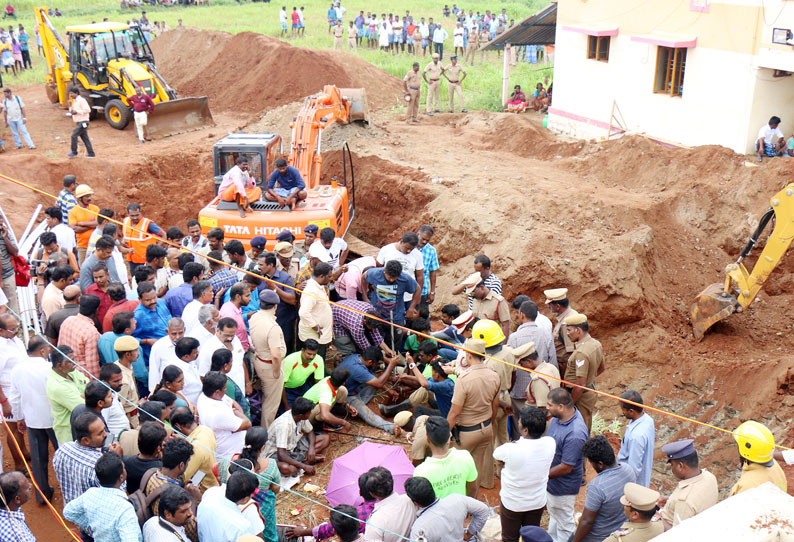 காரைக்காலில் இருந்து ராட்சத எந்திரம் வரவழைப்பு: ஆழ்துளை கிணற்றின் அருகே குழிதோண்டி குழந்தை மீட்கப்படும்