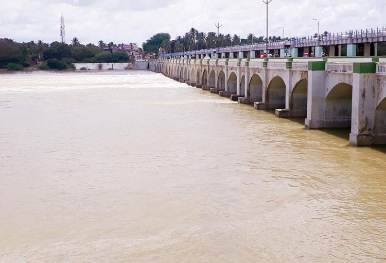 மேட்டூரில் திறக்கப்பட்ட காவிரி நீர் கொள்ளிடம் ஆறு வழியாக வினாடிக்கு 30 ஆயிரம் கனஅடி நீர் கடலில் கலந்து வீணாகிறது; விவசாயிகள் வேதனை