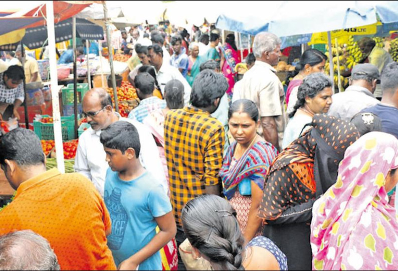 தீபாவளி பண்டிகையையொட்டி தூத்துக்குடியில் புத்தாடை, பட்டாசுகள் வாங்க குவிந்த பொதுமக்கள்