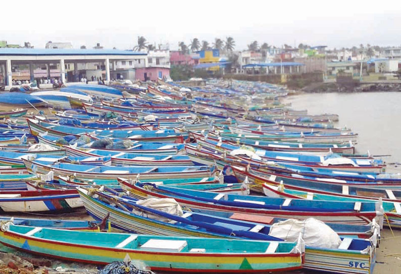 புயல் எச்சரிக்கை எதிரொலி குளச்சல் மீனவர்கள் கடலுக்கு செல்லவில்லை