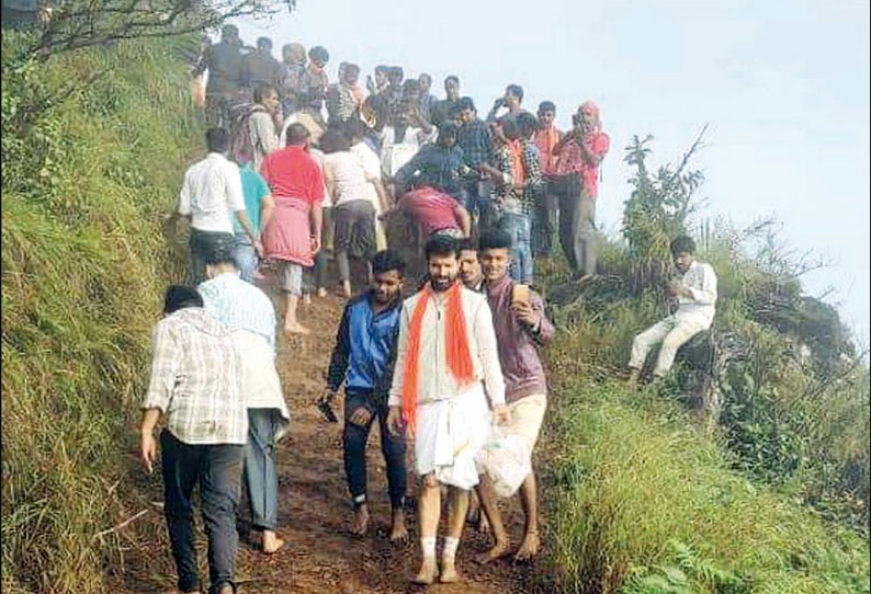 பிண்டுகா மலையில் உள்ள தேவிரம்மா கோவிலில் மேளம் அடித்ததும் நடை கதவு தானாக திறந்தது