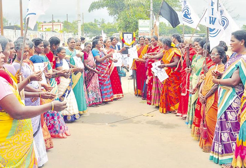 சுஜித் மறைவுக்காக மாதர் சம்மேளனத்தினர் மெழுகுவர்த்தி ஏந்தி மவுன அஞ்சலி திருவாரூரில் நடந்தது