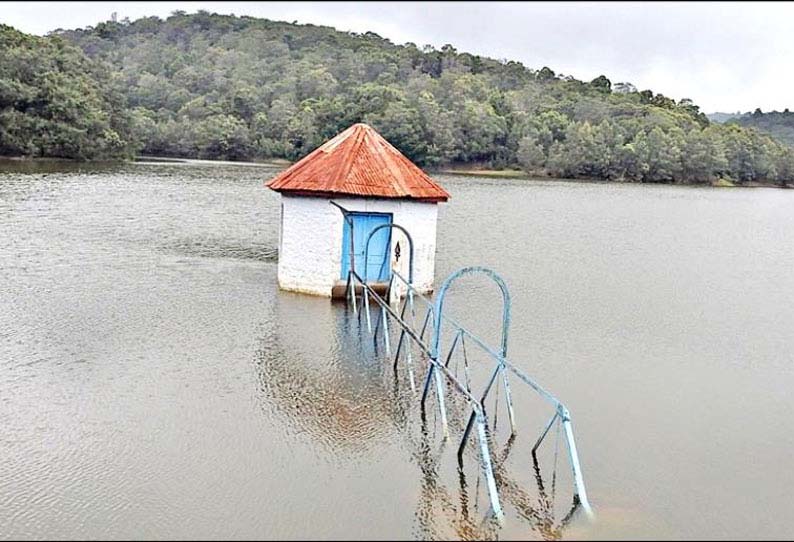 கொடைக்கானலில், பலத்த மழையால் நட்சத்திர ஏரி நிரம்பி கடைகளுக்குள் தண்ணீர் புகுந்தது