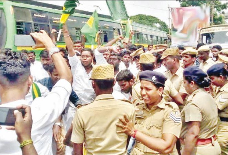 விடுதலை சிறுத்தைகள் கட்சியை தடை செய்யக் கோரி முக்குலத்துப்புலிகள் அமைப்பினர் சாலை மறியல்