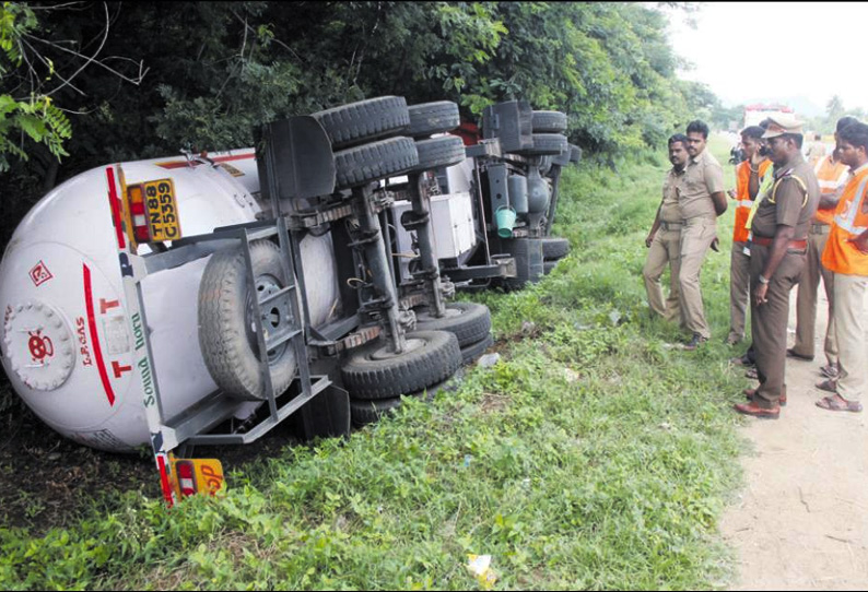 பள்ளிகொண்டா அருகே சமையல் கியாஸ் ஏற்றிச்சென்ற டேங்கர் லாரி கவிழ்ந்து விபத்து - போக்குவரத்து பாதிப்பு