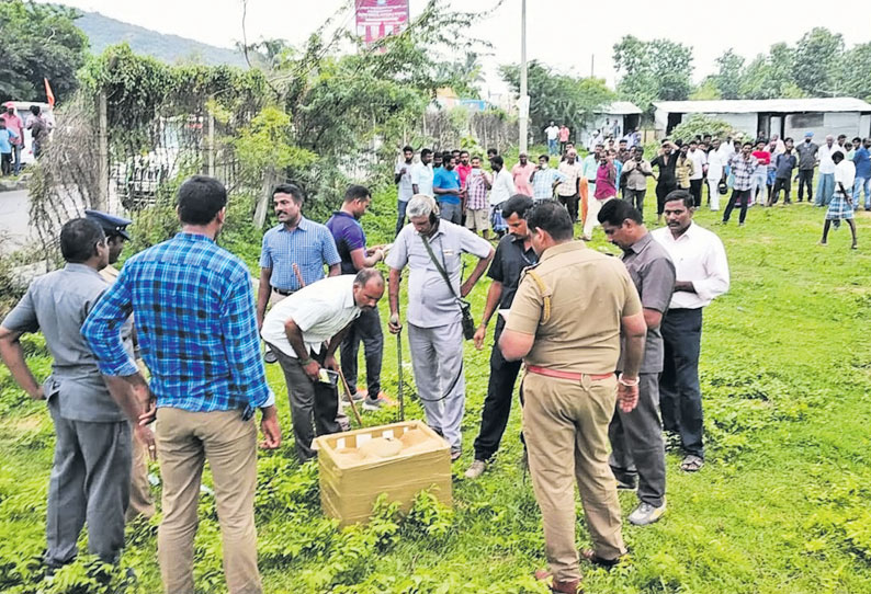 காரில் இருந்து வீசிய மர்மபெட்டியால் வெடிகுண்டு பீதி