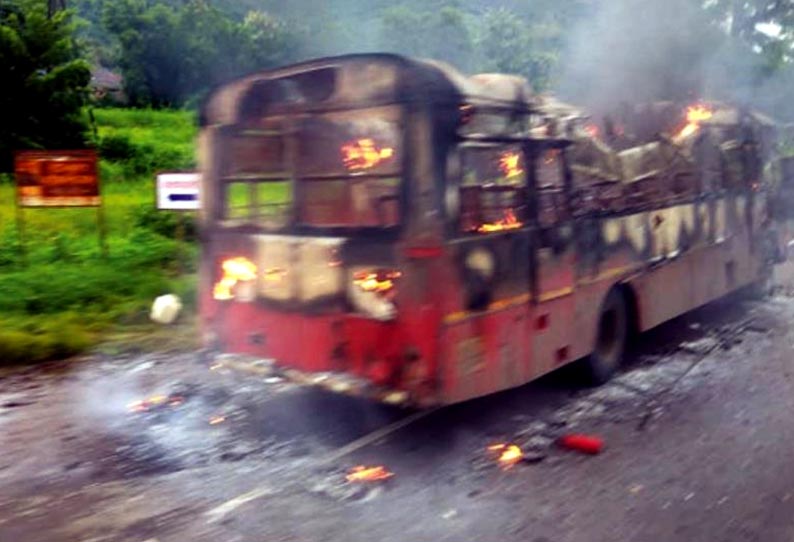 மும்பை-கோவா நெடுஞ்சாலையில், அரசு பஸ்சில் திடீர் தீ; 55 பயணிகள் உயிர் தப்பினர்