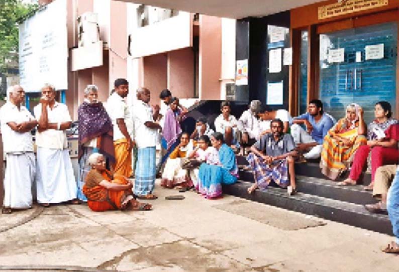 ஆதார் புகைப்படம் எடுக்க, திருத்தம் செய்வதற்கு, டோக்கன் வாங்க விடிய, விடிய காத்திருக்கும் பொதுமக்கள்