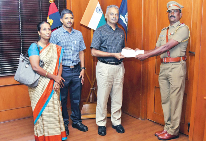 ரெயிலில் தொங்கியபடி உயிருக்கு போராடிய பெண்ணை காப்பாற்றிய சப்-இன்ஸ்பெக்டர்: பரங்கிமலை ரெயில் நிலையத்தில் பரபரப்பு சம்பவம்