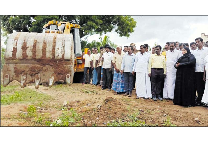 திருப்பத்தூர் ஒன்றியத்தில் ஏரியில் குடிமராமத்து பணிகள் - அமைச்சர் நிலோபர் கபில் தொடங்கி வைத்தார்