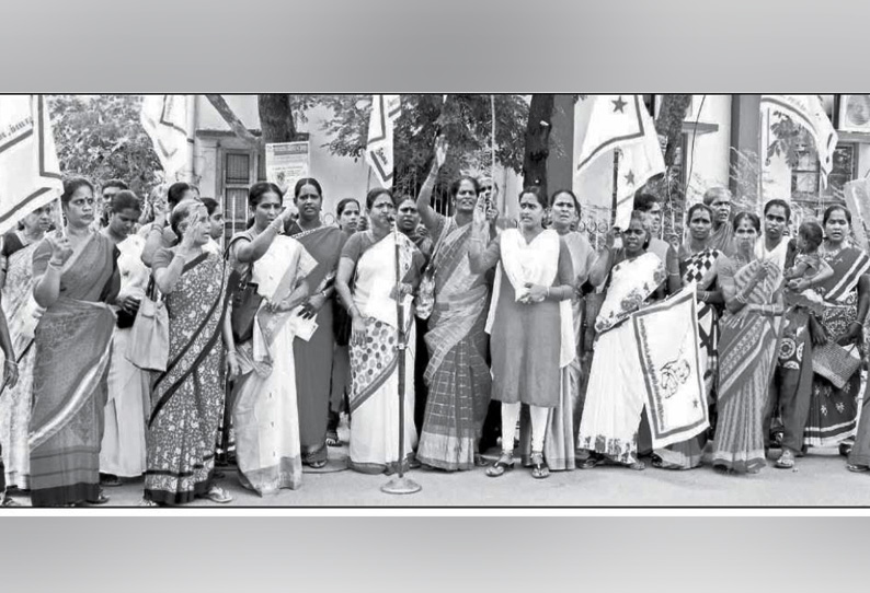 பெண்கள் மீதான வன்முறைகளை தடுக்கக்கோரி தஞ்சையில், மாதர் சங்கத்தினர் ஆர்ப்பாட்டம்