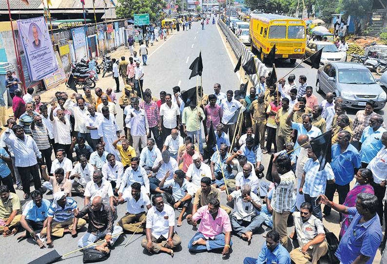 போலீஸ்காரரை கைது செய்யக்கோரி கடலூரில் போக்குவரத்து தொழிலாளர்கள் சாலை மறியல்