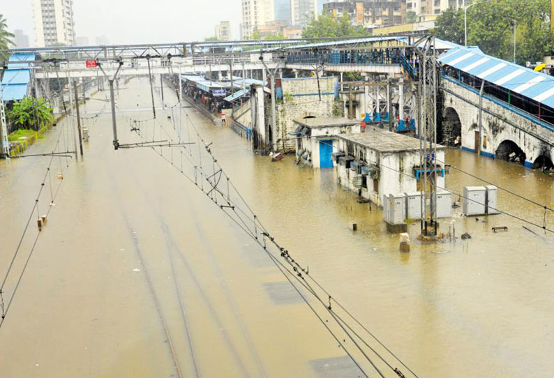 மீண்டும் கனமழை: தண்டவாளங்கள், சாலைகள் மூழ்கியதால் ரெயில், பஸ் போக்குவரத்து முடங்கியது