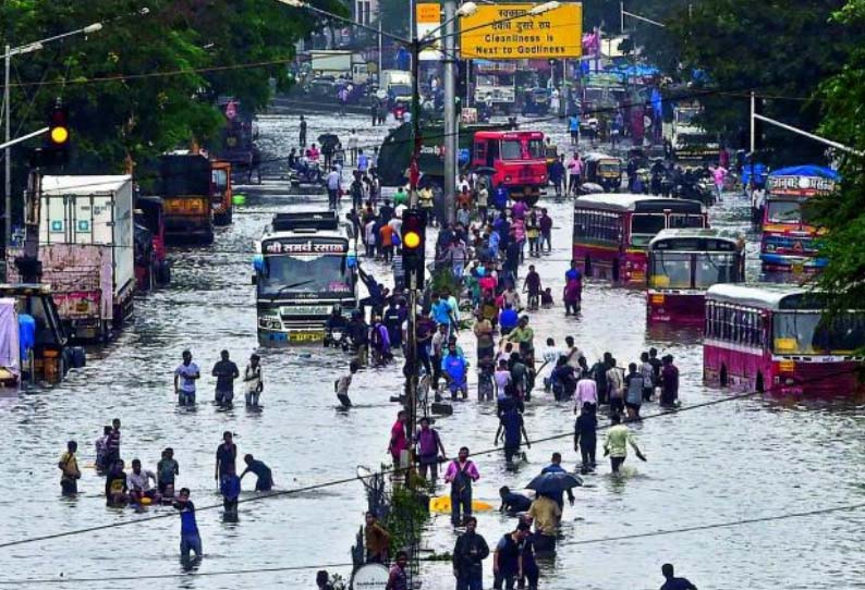 வெள்ளத்தில் மிதக்கும் மும்பை - ரெட் அலர்ட் எச்சரிக்கை ;  பள்ளிகள், கல்லூரிகள் விடுமுறை