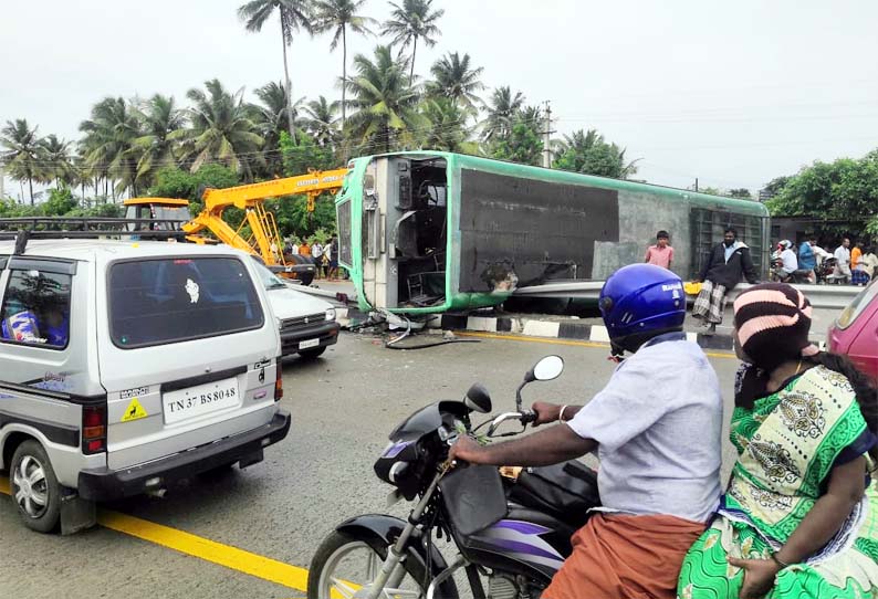 கிணத்துக்கடவு அருகே, அரசு பஸ் நடுரோட்டில் கவிழ்ந்தது - 14பேர் படுகாயம்