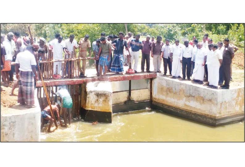 கபிஸ்தலம் அருகே, கொங்கன் வாய்க்காலில் திடீர் உடைப்பு; விளை நிலங்களில் தண்ணீர் புகுந்தது