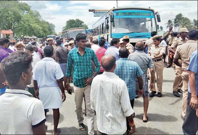 உறவினர் இறந்ததால் பொருட்களை அடித்து சேதம்: கடைக்காரர்கள் திடீர் சாலைமறியல் - 8 பேர் கைது