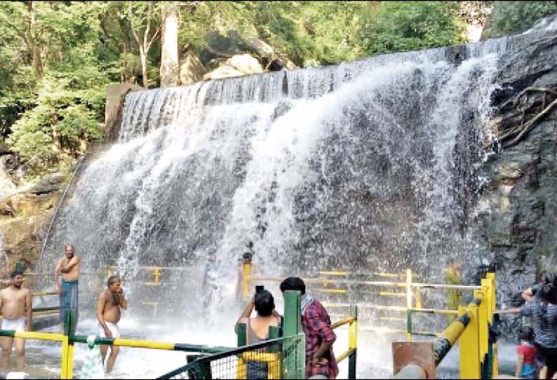 சுருளி அருவியில் குளிப்பதற்கு கட்டணம் நபர் ஒன்றுக்கு ரூ.30 ஆக உயர்வு