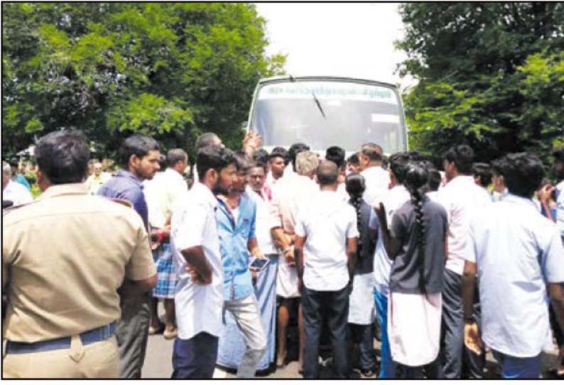 அரசம்பட்டு கூட்ரோட்டில் பஸ்கள் நிற்காமல் செல்வதை கண்டித்து: கல்லூரி மாணவர்கள் ‘திடீர்’ சாலை மறியல்