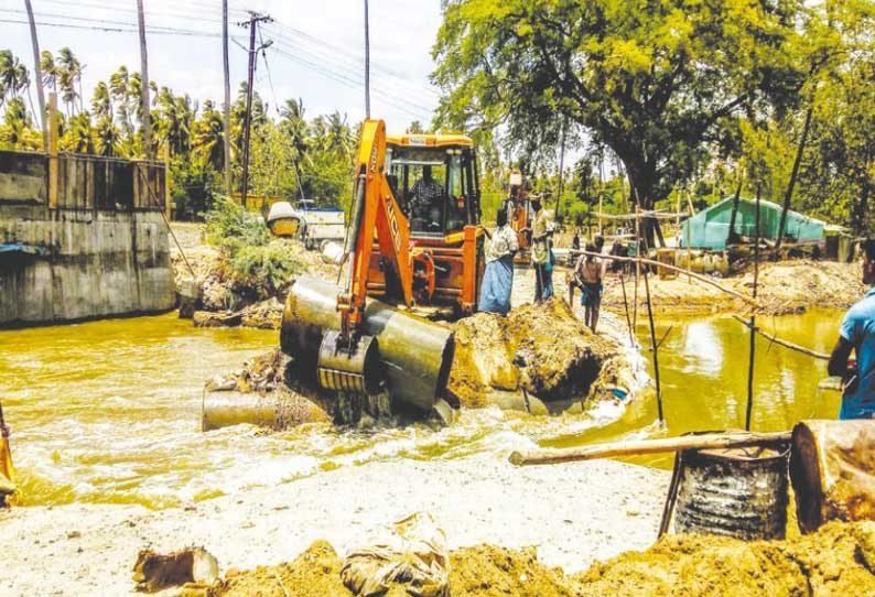 உளுந்தங்குடி அருகே புள்ளம்பாடி வாய்க்காலில் தற்காலிக பாலம் அகற்றம்