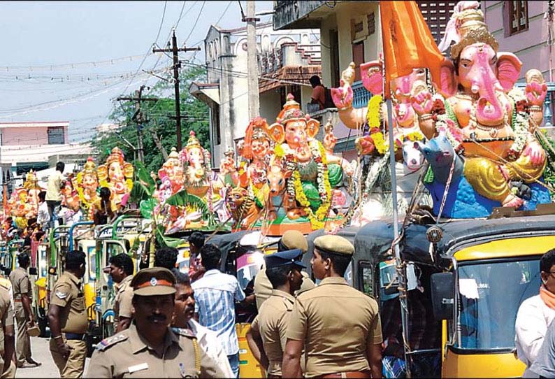 மங்கலம்பேட்டையில், பலத்த போலீஸ் பாதுகாப்புடன் விநாயகர் சிலைகள் ஊர்வலம் - சில்வர் பீச்சில் கரைக்கப்பட்டன