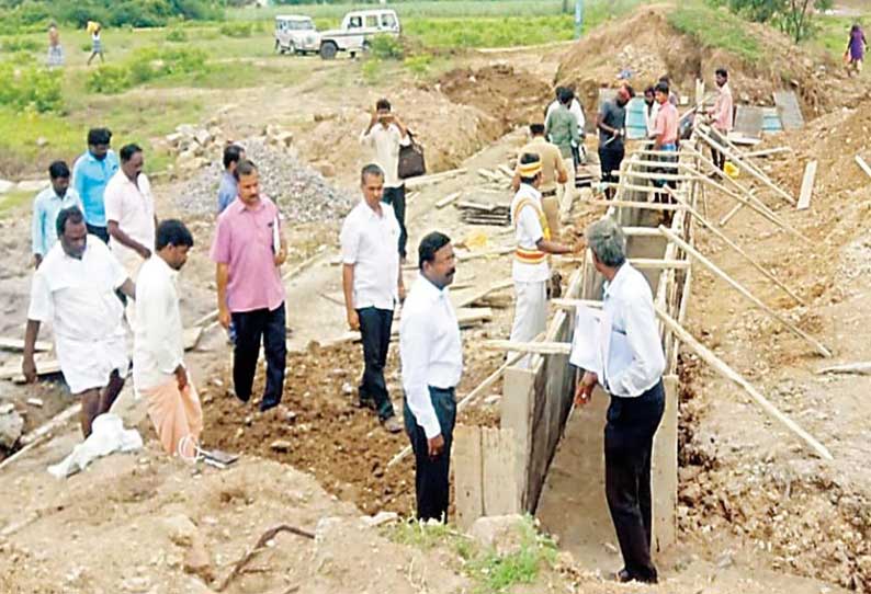 அரும்பராம்பட்டு ஏரியில் நடைபெறும் குடிமராமத்து பணியை கலெக்டர் ஆய்வு